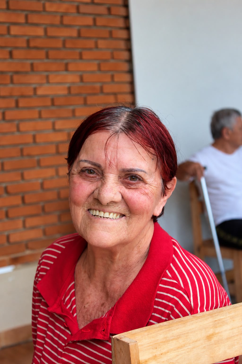 Residente sorrindo durante o dia a dia na casa Moriá