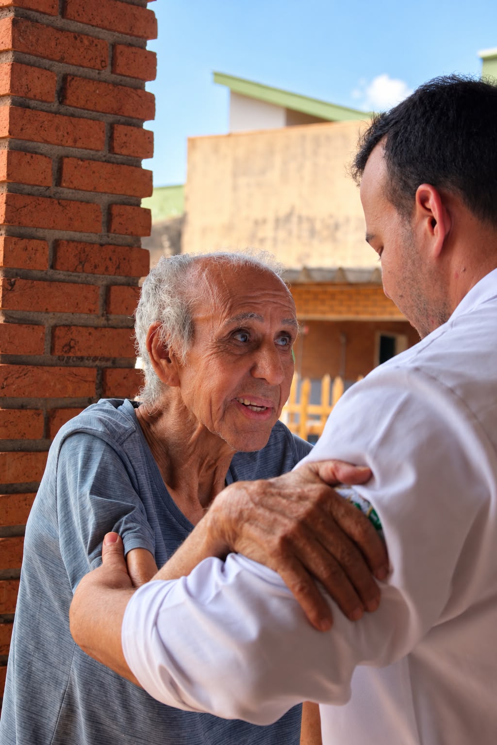 Um momento de atenção e proximidade entre um residente e um profissional da Moriá
